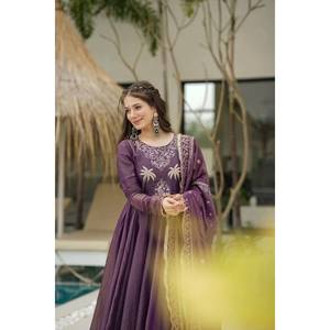 Vestido Salwar Kameez de Seda de Diseñador con Pantalón y Dupatta para un Look Festivo - Product Image 4