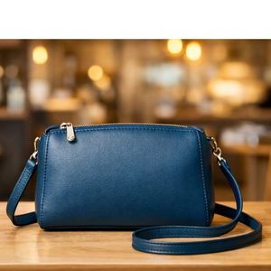 Bolso cruzado de piel sintética para mujer con solapa y cierre rectangular dorado - Product Image 2