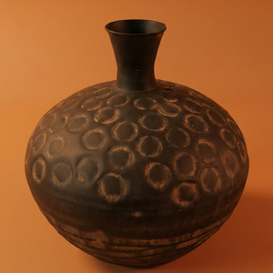 Vase à fleurs en métal artisanal moderne, finition texturée noire à fossettes, centre de table rond décoratif, unité individuelle uniquement - Product Image 2