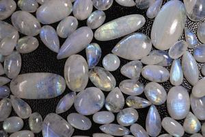 ขายส่งหินมูนสโตนสีขาวธรรมชาติคุณภาพสูงหายาก พร้อมประกายไฟสีน้ำเงินรุ้ง สำหรับทำเครื่องประดับ รูปทรงผสมผสาน - Product Image 3