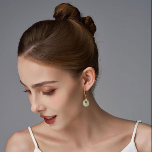 Pendientes de Aro de Jade Verde Hechos a Mano con Colgante de Hoja Chapado en Oro, Joyería Minimalista Boho Curativa para Mujer - Product Image 2