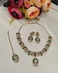 Collier contemporain en pierres précieuses Kundan avec pendentif assorti, boucles d'oreilles pendantes et MaangTikka, directement de l'usine de bijoux. - Product Image 1