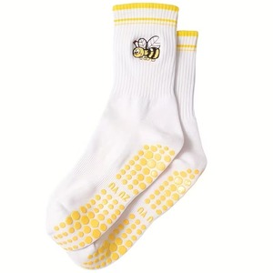 Chaussettes antidérapantes à rayures tricotées avec broderie abeille de haute qualité, logo personnalisé, chaussettes de Pilates lavables, antidérapantes. - Product Image 5