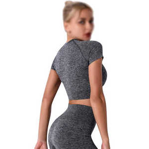 Ensemble de yoga pour femmes, haut court sans couture à taille haute et short, 2 pièces, vêtements de sport, col rond, dos nageur, gris uni - Product Image 3