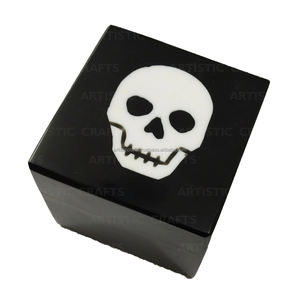 Ensemble de 8 dés en résine noire faite à la main, boîte de rangement complète Casino Ludo Snake Ladder & Family Gam Gift Cube Shape - Product Image 3