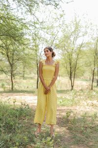 Vestido Amarillo con Estampado de Puntos, Cuello Cuadrado, Sin Mangas, con Volantes, Ajustado, Casual, Veraniego, Tejido Transpirable, Elegante para Mujer - Product Image 4