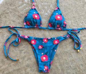 Ensemble de bikini à imprimé floral tropical géométrique, haut triangle à col halter, bas échancré qui flattere les fesses, deux pièces - Product Image 4