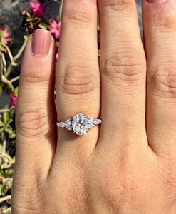 Bague florale en or rose 14 carats avec diamant ovale de 1,00 carat, cultivé en laboratoire, certifié IGI, pour mariage, fête, cadeau pour elle - Product Image 4