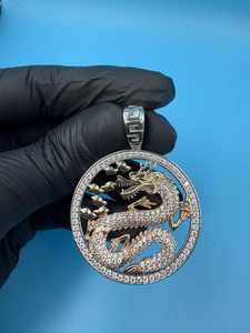 Colgante de Dragón Iced Out Bicolor de Plata de Ley 925, Colgante Hip Hop, Potente y Mística Criatura del Oeste, con Moissanita - Product Image 6