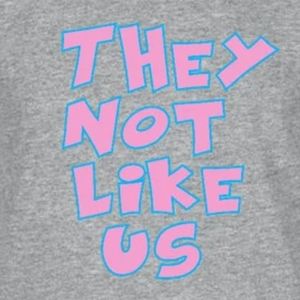 Camiseta Gráfica de Manga Corta para Adolescentes en Gris Jaspeado, con Estampado de Letras Rosadas en Negrita 'They Don't Like Us', Cuello Redondo, Informal, Juvenil, para Uso Diario - Product Image 5