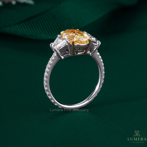 Anillo de diamantes cultivados en laboratorio de corte ovalado amarillo de diseño de 4.31 quilates con piedras laterales trapezoidales, anillo de boda para mujer - Product Image 2