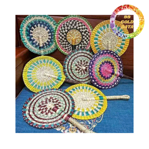 Éventail unique en jonc tressé, fait main, en herbe naturelle, disponible en différentes couleurs, tailles et formes pour l'été - Product Image 1