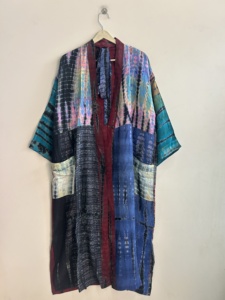 Kimono de satén de seda estilo bohemio vintage para mujer, largo, de manga larga, hecho con material reciclado, lavable a máquina. - Product Image 6