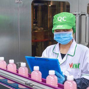 ผู้ผลิตน้ำมะพร้าวปรุงแต่งรสพร้อมเนื้อมะพร้าว ขนาด 320 มล. กระป๋องทรงเพรียวบาง ผลิตในเวียดนาม ปราศจากแลคโตส (OEM/ODM) - Product Image 5