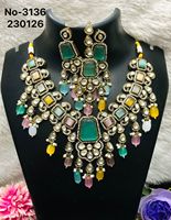 Ensemble de collier de mariée en alliage plaqué or Kundan avec boucles d'oreilles et tikka, bijoux indiens ornés de diamants américains, design tendance