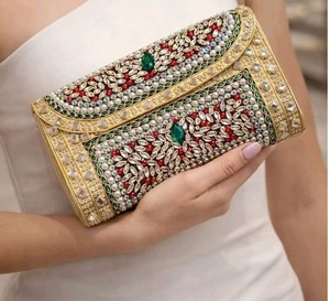 Sac de rangement artisanal en métal orné de Kundan, pochette de luxe plaquée or vintage pour mariages et fêtes, vente en gros - Product Image 2
