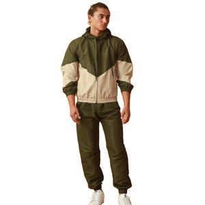 Ensemble de survêtement coupe-vent personnalisé avec logo pour homme, veste à capuche et pantalon d'extérieur en nylon multi-poches pour l'hiver - Product Image 1