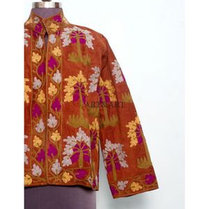 Chaqueta acolchada roja de estilo étnico para mujer con bordado floral a mano, cuello mandarín, logotipo personalizado, chaqueta gruesa de invierno. - Product Image 2