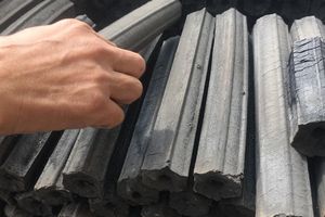 Briquetas Hexagonales de Carbón Vegetal Negro de Madera Dura de Alta Densidad, 7000-8000 Kcal/kg de Valor Calorífico, 3.0%-5.0% de Contenido de Ceniza para Barbacoa - Product Image 3