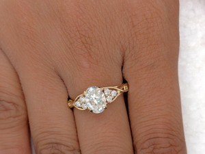 Anillo de compromiso de estilo vintage con moissanita de corte ovalado de 1 quilate, joyería de diamantes, anillo de oro amarillo macizo de 14k para mujer - Product Image 4