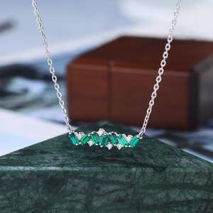 Collier pendentif en or blanc avec émeraude de laboratoire et moissanite taille baguette, bijoux de luxe pour femmes, fabrication OEM ODM, vente en gros - Product Image 3