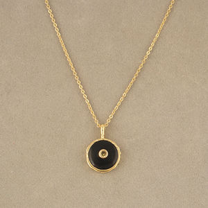 Collar con colgante de ónix negro redondo con textura, diseño nuevo en oferta, con pequeños circonitas y baño de oro de 18k. - Product Image 5