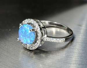 แหวนเงินแท้ชุบโรเดียมประดับโอปอลไฟสีน้ำเงินทรงรัศมี พร้อมประดับเพทาย ดีไซน์หรูหราสำหรับผู้หญิง เหมาะเป็นของขวัญ - Product Image 4