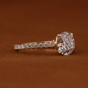 Anillo de Compromiso con Diamante Cultivado en Laboratorio de Corte Redondo de 2.50 Quilates para Mujer, Oro Amarillo de 14K/18K, Anillo de Boda Solitario con Pavé - Product Image 2