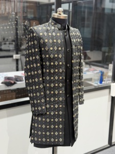 Sherwani Royal Noir de Créateur Indo-Occidental pour Hommes avec Broderie Dorée à la Main, Tenue de Marié Premium, Costume de Mariage Personnalisé - Product Image 5