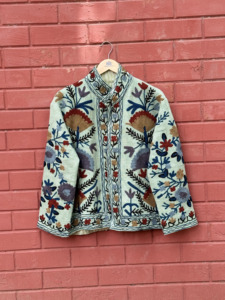 เสื้อแจ็คเก็ตผ้าฝ้ายปักลายซูซานีแบบดั้งเดิม ทำมือ 100% สีเขียวเซจ ลายดอกไม้ สไตล์โบฮีเมียน สำหรับผู้หญิง เสื้อคลุมฤดูหนาว - Product Image 5