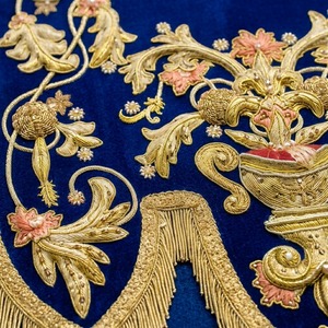 Bandera Personalizable Ecológica de Primera Calidad Hecha a Mano con Terciopelo Azul y Bordado Intrincado con Hilos de Oro - Product Image 4
