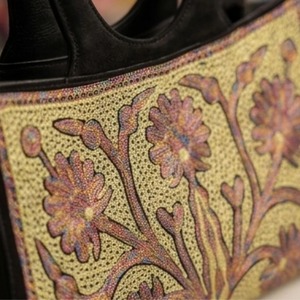 Bolso de mano con bordado Sozni de Cachemira, gamuza negra con asa de anillo con trabajo de Tilla en oro y marfil - Product Image 5