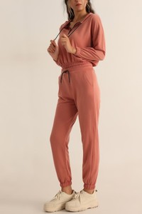 Conjunto deportivo ajustado para mujer, top corto elegante y pantalones jogger, conjunto de fitness moderno, ropa deportiva activa para uso diario. - Product Image 6