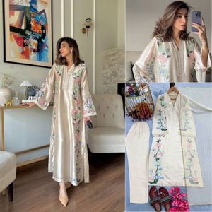 Chal de Mezclilla Modal Bordado con Seda, Diseño de Dibujos Animados, Tradicional, para Mujer, Ideal para Fiestas, Suave al Tacto, para Uso Diario - Product Image 4