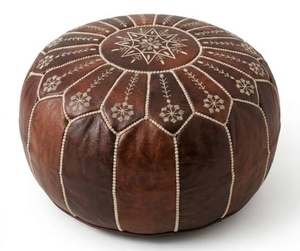 Pouf ottoman rond en cuir véritable, broderie méditerranéenne cousue à la main, SABRI CRAFTS, design moderne pour salon, chambre à coucher - Product Image 1
