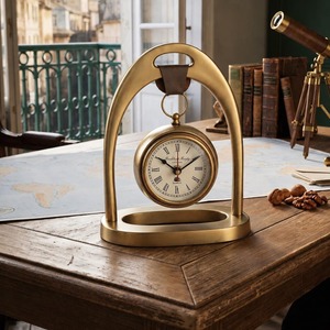 Reloj de Escritorio Personalizado de Latón con Forma de Herradura, Reloj de Mesa Vintage con Números Romanos, Elegante Regalo Ecuestre, Decoración Rústica para Oficina - Product Image 1