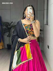 Hermoso conjunto de Lehenga Choli y Dupatta de diseño tradicional indio en rayón y algodón con diseño Gamthi y trabajo de espejo, a precio de mayorista. - Product Image 5