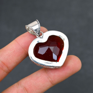 Pendentif de créateur de 1,80 pouce en argent sterling 925 plaqué, orné de grenat rouge synthétique étincelant de qualité supérieure, pour femme, vente en gros - Product Image 3