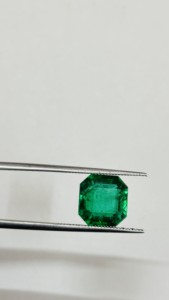 มรกตธรรมชาติ 4.51 กะรัต ทรงสี่เหลี่ยมเจียระไนแบบ Emerald Cut เกรด AAA+ รับรองโดย IGI ต้นกำเนิดจากแซมเบีย ความใสเยี่ยม สีเขียวเข้ม ประกายสวยงาม ซาดิยา - Product Image 6