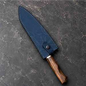 Couteau de chef de style japonais artisanal personnalisé, manche en résine, lame en acier Damas, finition haute brillance, design d'ustensiles de cuisine haut de gamme - Product Image 4