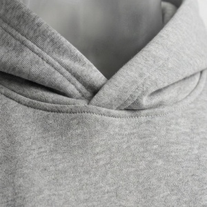 Ensemble 2 pièces pour femme : sweat à capuche et short en molleton gris uni, coupe décontractée ample, au-dessus du genou, avec cordon de serrage et poches - Product Image 4