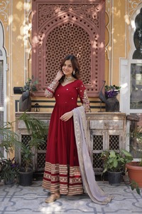 Vestido de Diseñador Indio Tradicional de Verano, Exclusivo y Moderno, con Bordado Faux Blooming, Lentejuelas Zari, para Fiestas y Eventos de Lujo - Product Image 6