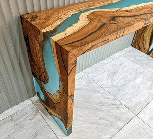 Mesa Consola de Resina Epoxi TIMELESS CRAFT Azure Canyon Waterfall, Madera de Olivo con Borde Natural, Hecha a Mano, Ecológica, de Lujo - Product Image 2