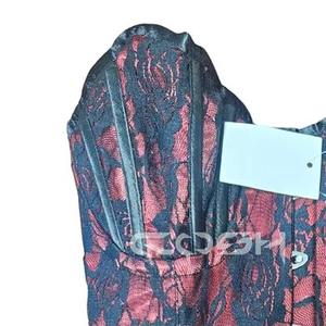 Corset sexy en satin rouge pour la Saint-Valentin avec superposition florale noire, dos réglable à lacets et fermeture avant à agrafes - Product Image 3