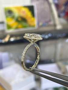 Anillo de Halo de Moissanita de Forma Ovalada de Lujo en Oro Blanco de 14K |   Anillo de compromiso con banda pavé brillante |   Joyería Fina de Diseño para Ella - Product Image 3