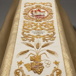 Chasuble Premium en Lurex Doré Brodé à la Main Motif Vignes de Blé, Vêtement Liturgique - Product Image 4