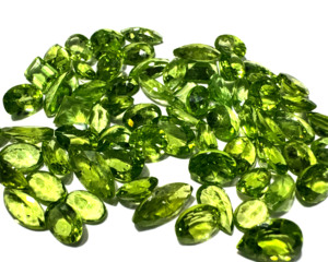 พลอยเพอริดอทดิบคุณภาพสูง ทรงเหลี่ยมเจียระไน รับรองโดยบุคคลที่สาม แหล่งกำเนิดสหรัฐอเมริกา (แอริโซนา) น้ำหนัก 0.1-5.0 กะรัต ขายส่ง - Product Image 1