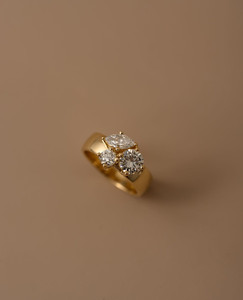 Bague de fiançailles demi-ronde à trois pierres avec 2 diamants de laboratoire ronds et marquise, 2 TCW - Product Image 4