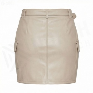 Jupe courte en similicuir taille haute pour femme avec ceinture, poches cargo, couleur unie, coupe ajustée, style toutes saisons - Product Image 2