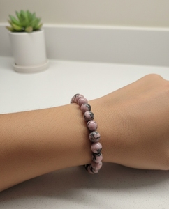 กำไลข้อมือลูกปัดหินธรรมชาติสไตล์วินเทจคลาสสิกจาก Amaira Jewels ลายหินอ่อนสีชมพูเทา ของขวัญแต่งงานสำหรับทุกเพศ ประดับมุกเทียม - Product Image 1